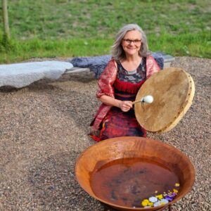 Kvinna med shamantrumma
